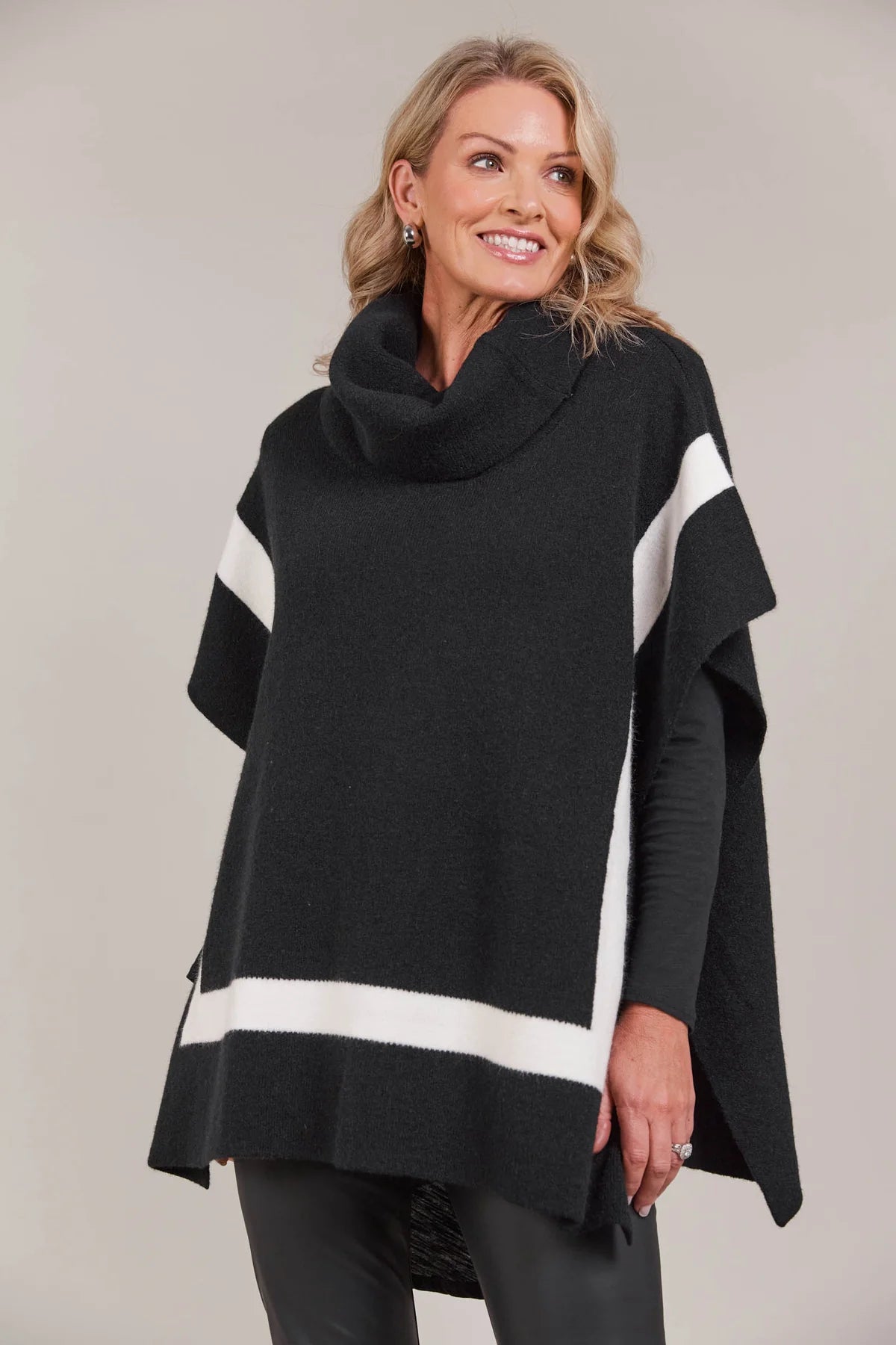 Avino Poncho Black - One Size