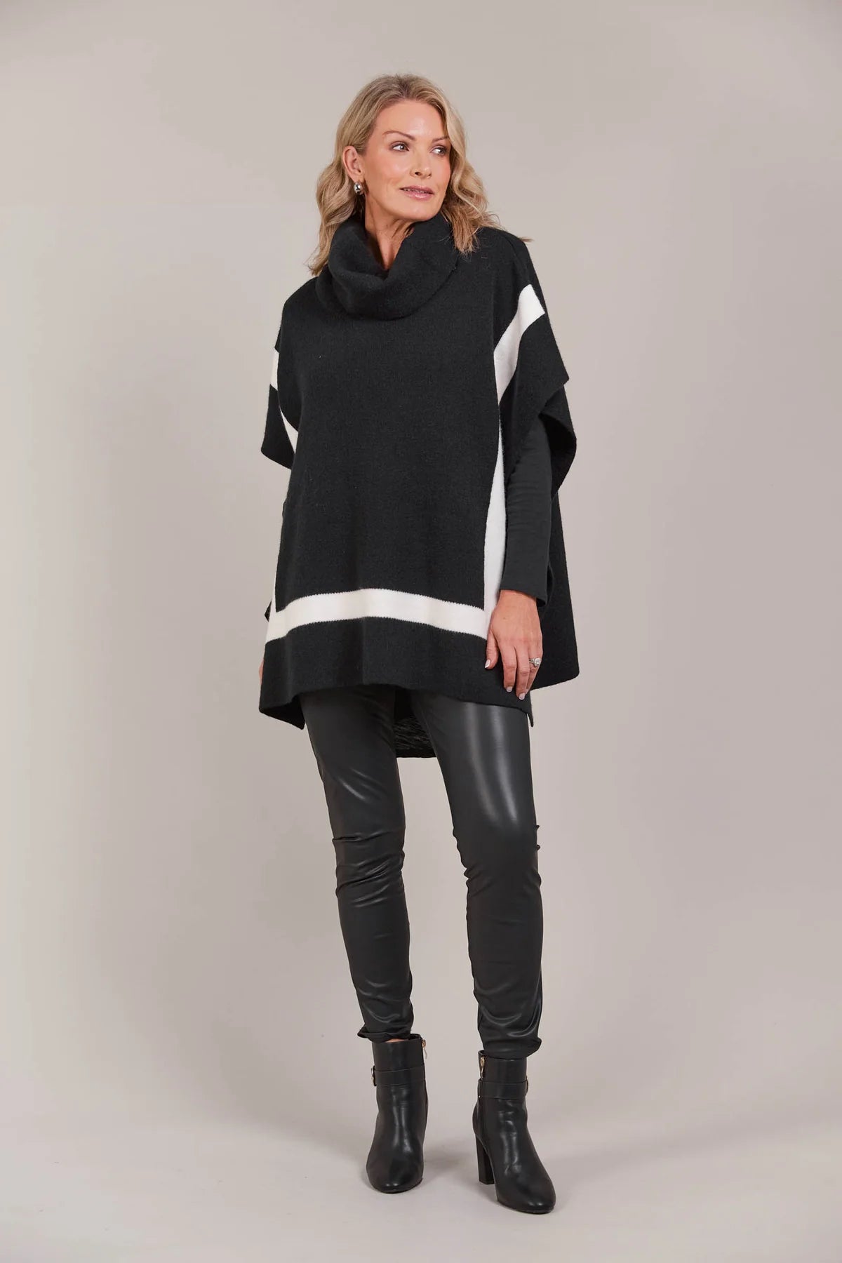 Avino Poncho Black - One Size