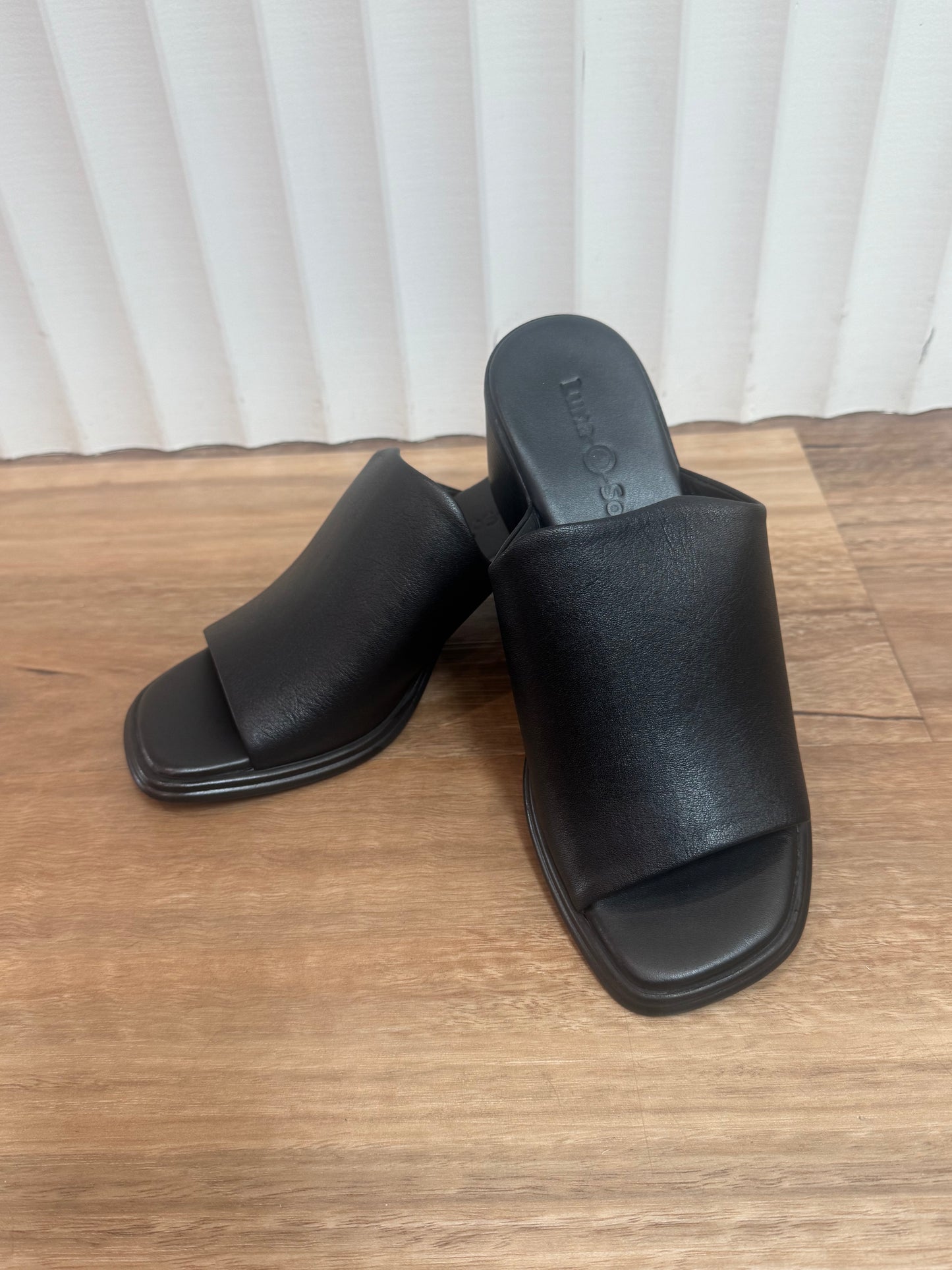 Ollie Mule - Black Leather